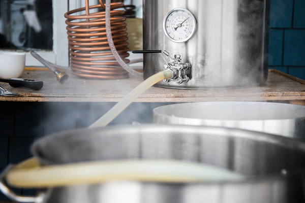 Mash tun lautering into a boil kettle